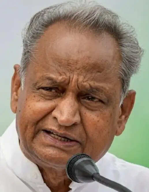 टॉय ट्रेन हादसे के जिम्मेदारों पर सख्त कार्रवाई हाे- गहलाेत