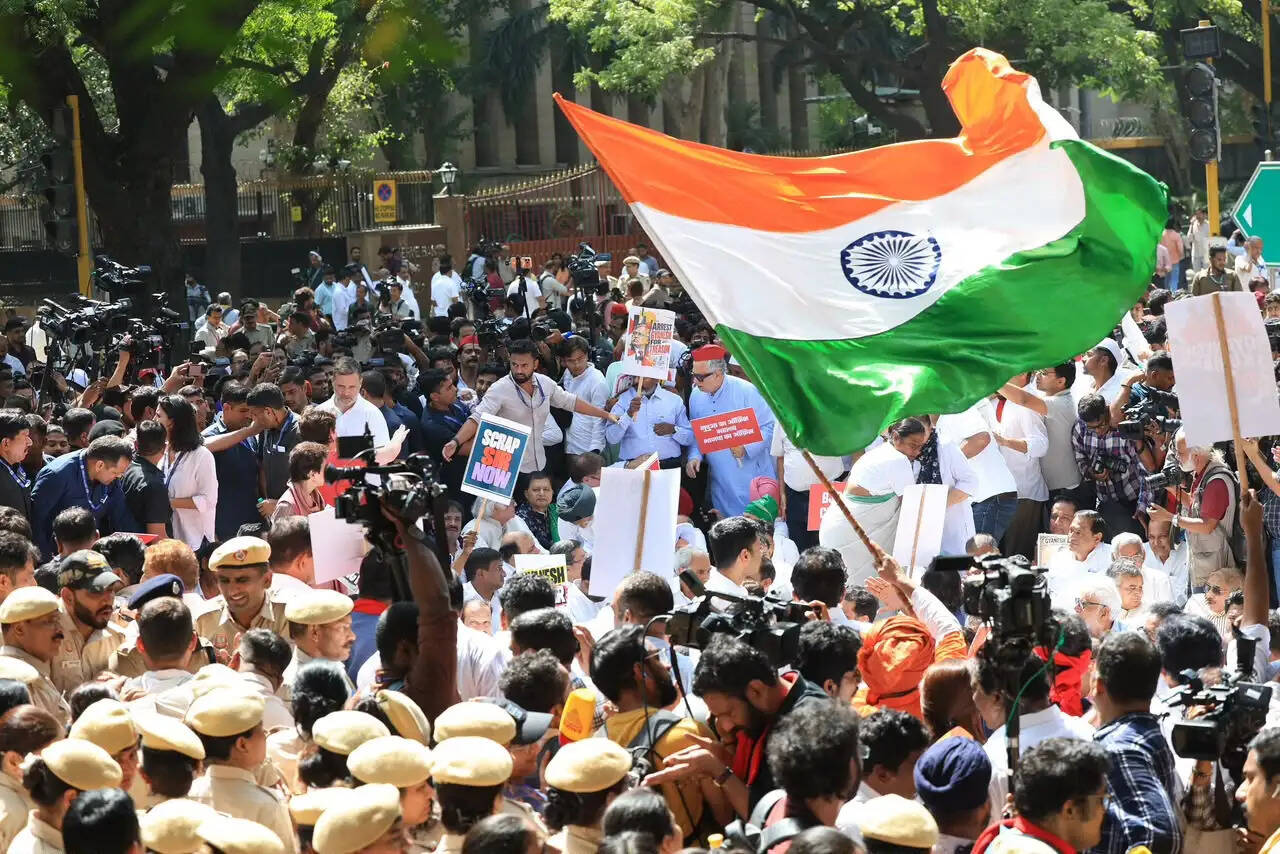 (अपडेट) चुनाव आयोग तक मार्च पर अड़ा विपक्ष, राहुल-प्रियंका आकाशवाणी भवन में धरने पर बैठे