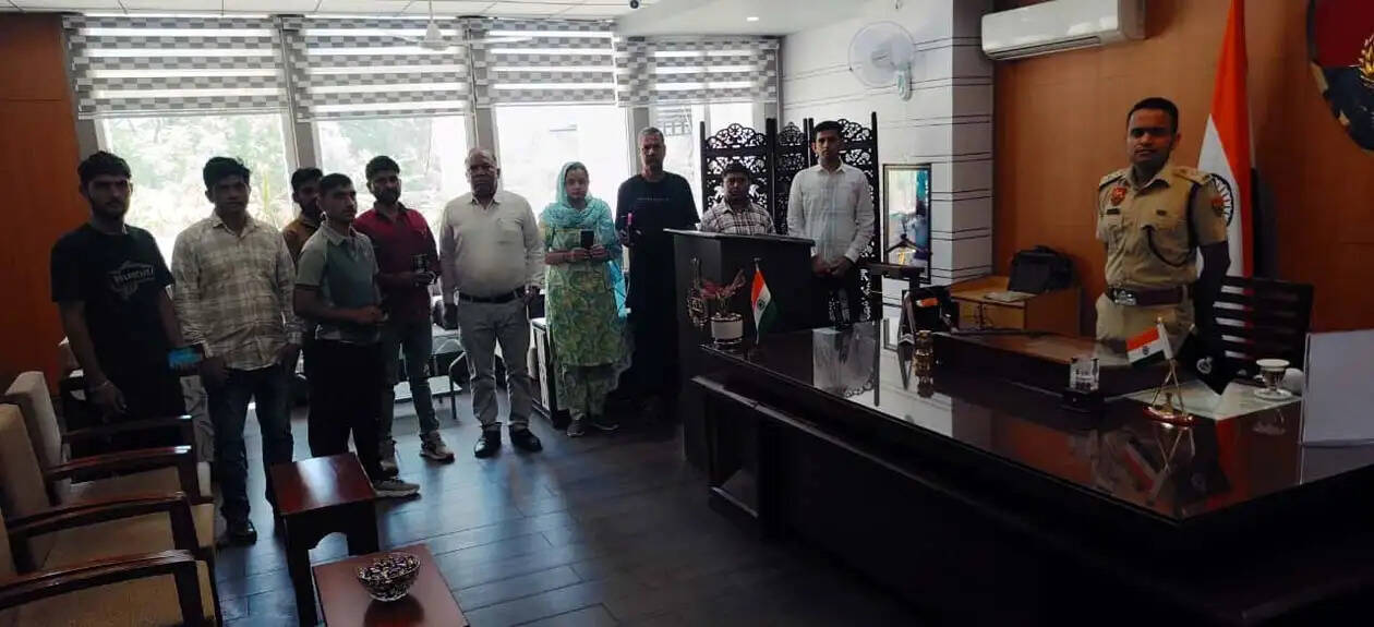 हिसार में साइबर सैल ने लाखों के गुम मोबाइल बरामद कर लौटाए