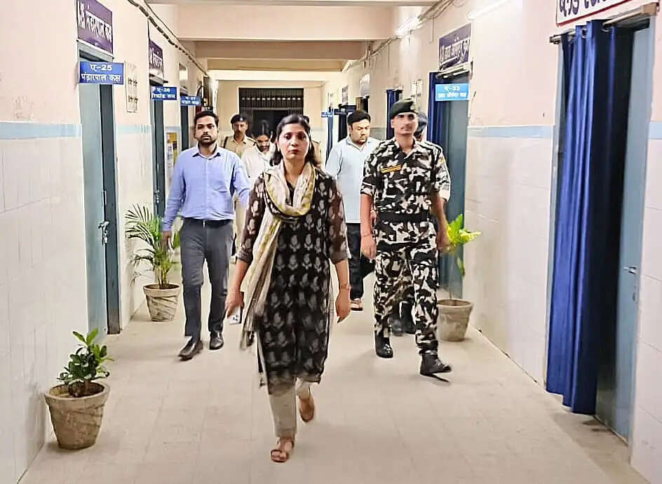 बक्सर के डुमरांव अनुमंडलीय अस्पताल का रात में औचक निरीक्षण, लापरवाही पर बीएचएम से मांगा स्पष्टीकरण