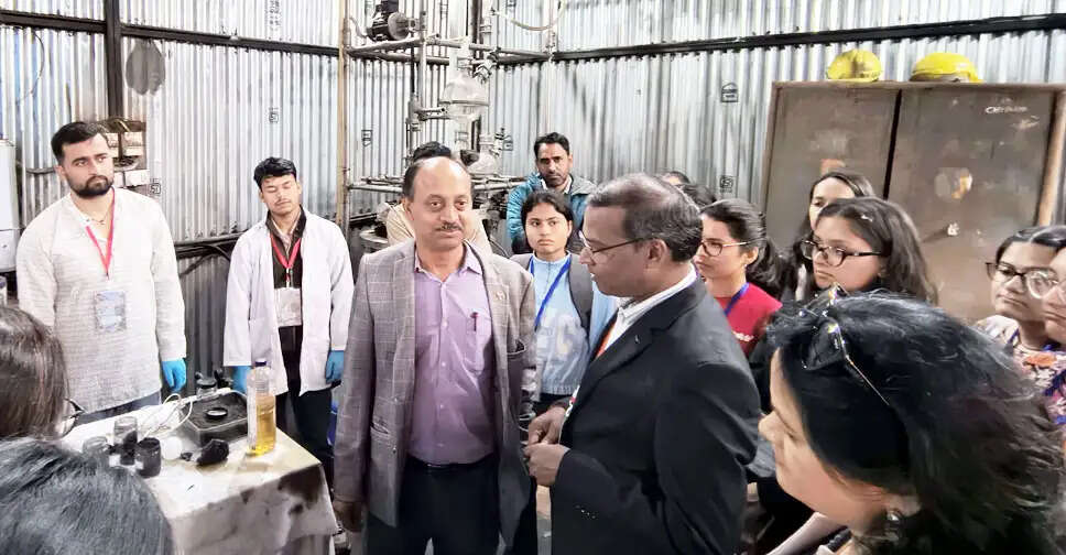 उन्नत पदार्थ विज्ञान पर राष्ट्रीय संगोष्ठी के तीसरे दिन देश भर से आये प्रतिभागियों को दिया गया व्यावहारिक प्रशिक्षण