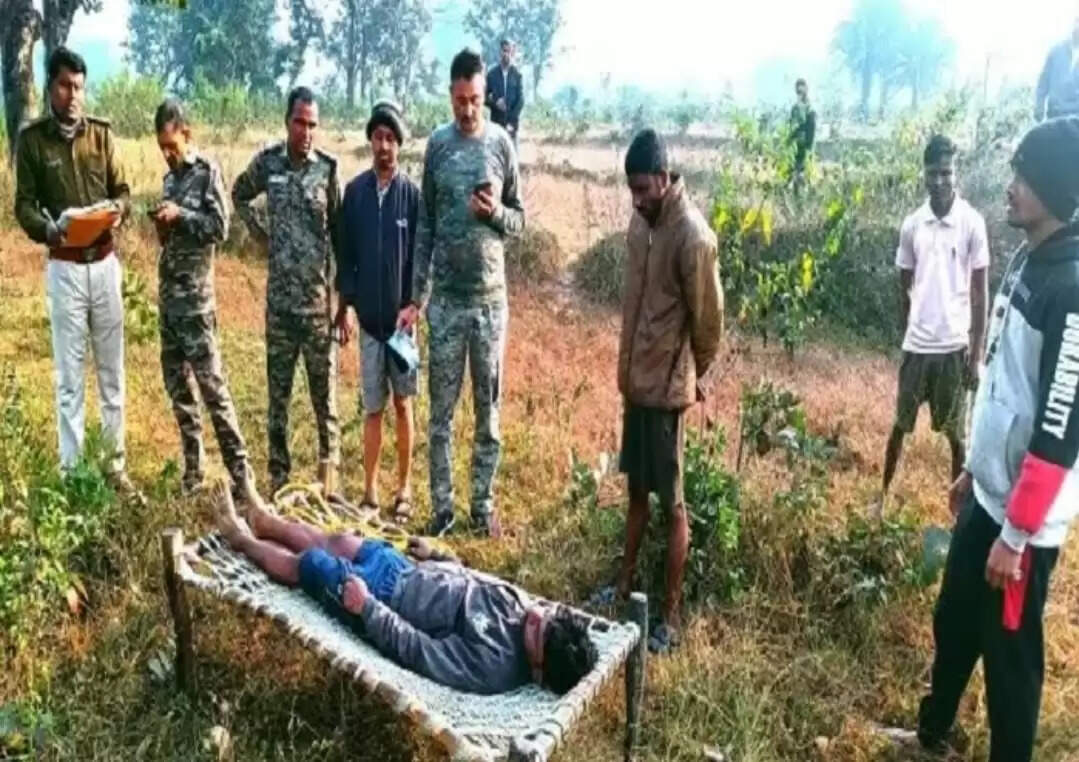 पेड़ से लटका मिला शव, जांच में जुटी पुलिस