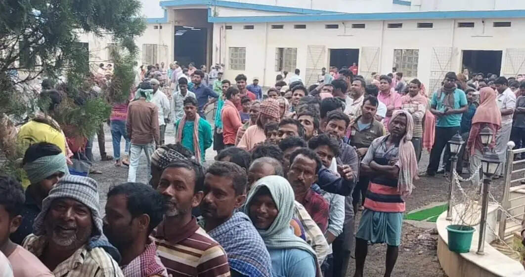 गोघाट में कोल्ड स्टोरेज के बाहर आलू किसानों का प्रदर्शन, पुलिस व केंद्रीय बल तैनात