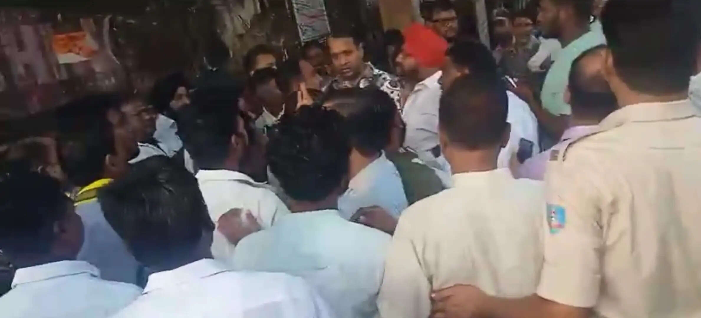 याेजना के शिलान्यास के दौरान भिड़े बीजेपी और कांग्रेस समर्थक