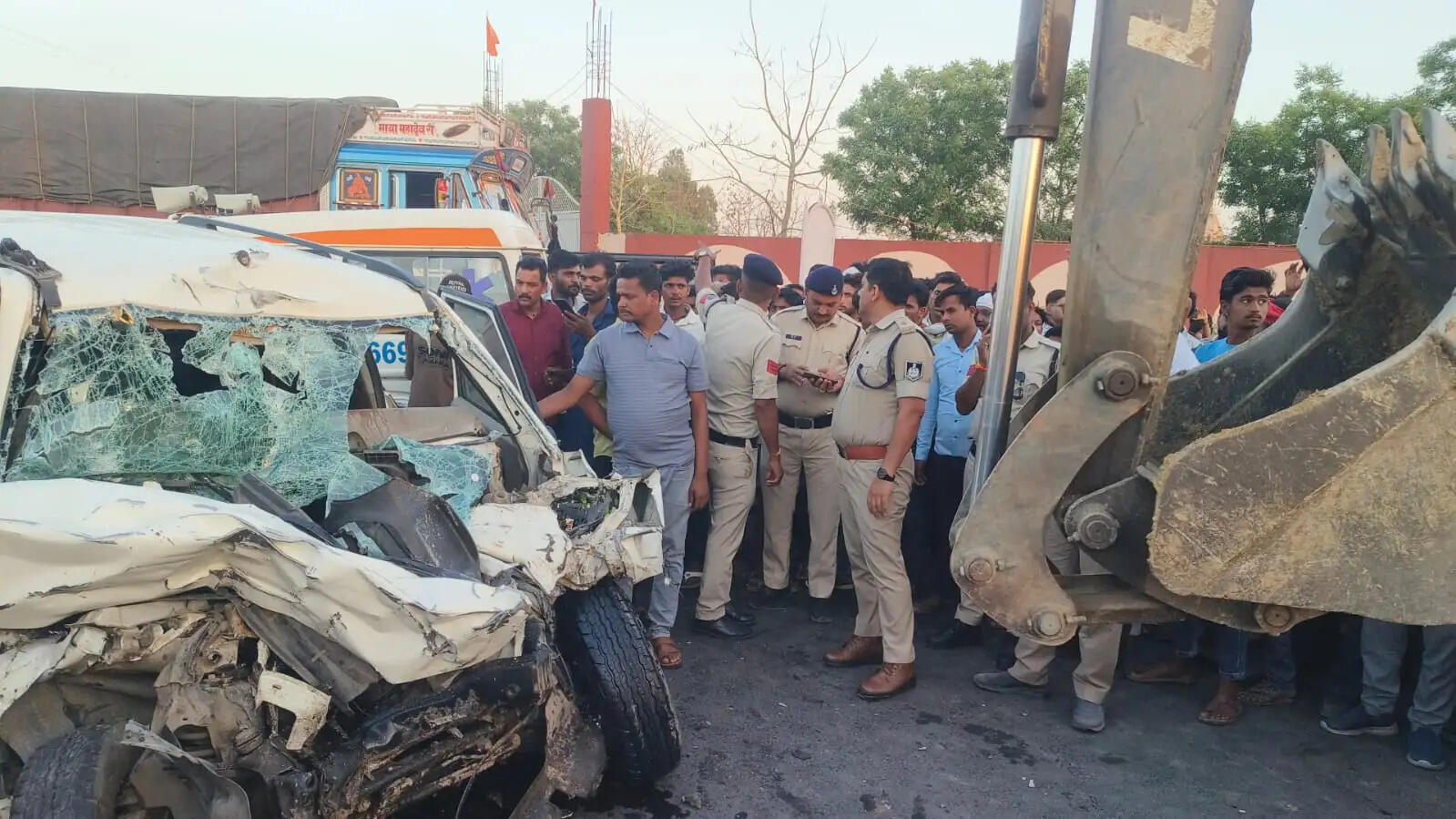 दमोहः सागर स्टेट हाईवे पर ट्रक, बोलेरो और बाइक की भीषण टक्कर, चार लोगों की मौत और 2 घायल