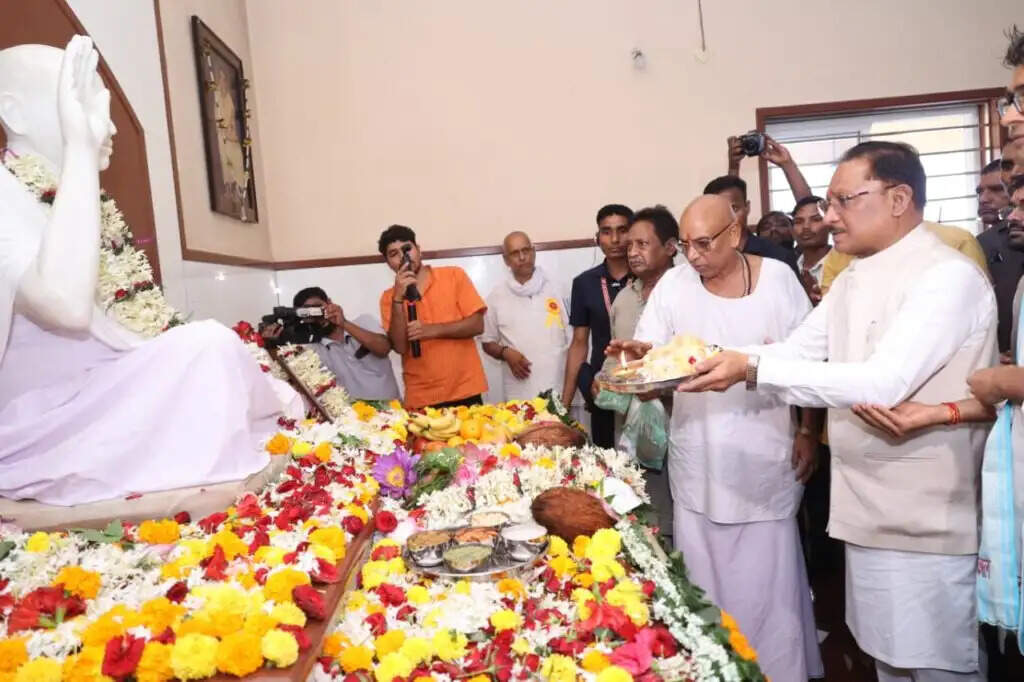 गुरु पूर्णिमा पर अघोर गुरु पीठ बनोरा पहुंचे मुख्यमंत्री साय, अघोरेश्वर भगवान राम के किए दर्शन