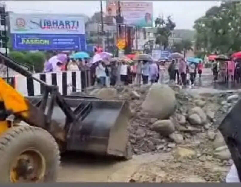 उत्तराखंड में मूसलाधार बारिश, चारधाम यात्रा पर दो दिन के लिए रोक, अगले 48 घंटे भारी, मालदेवता में 233 मिमी वर्षा