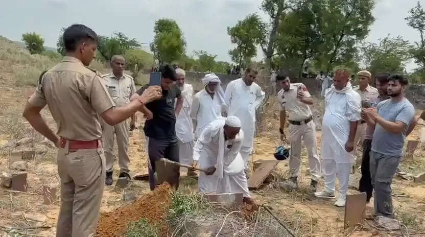 तीन महीने बाद कब्र खोदकर निकाला नवजात का शव,हाेगा पाेस्टमार्टम