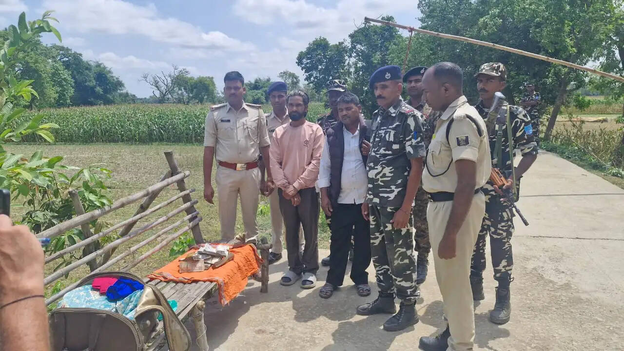 नेपाल सीमा से घुसपैठ करते दो युवक गिरफ्तार, लाखों की नेपाली व भारतीय करेंसी बरामद