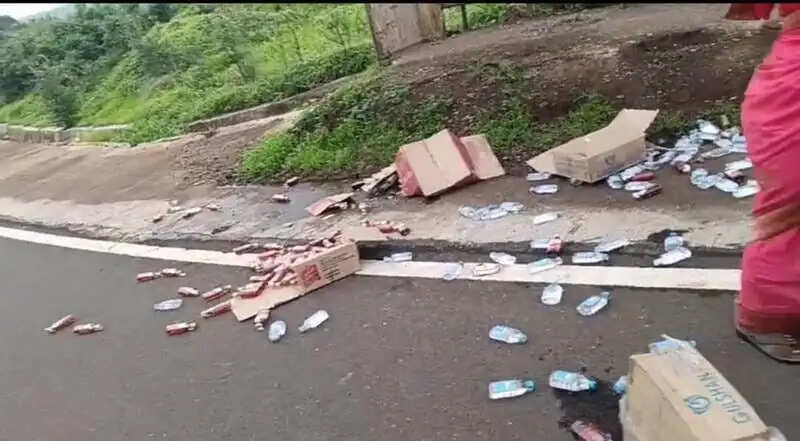 छिंदवाड़ाः मुआरी गांव में महिलाओं ने पकड़ी शराब से भरी बोलेरो