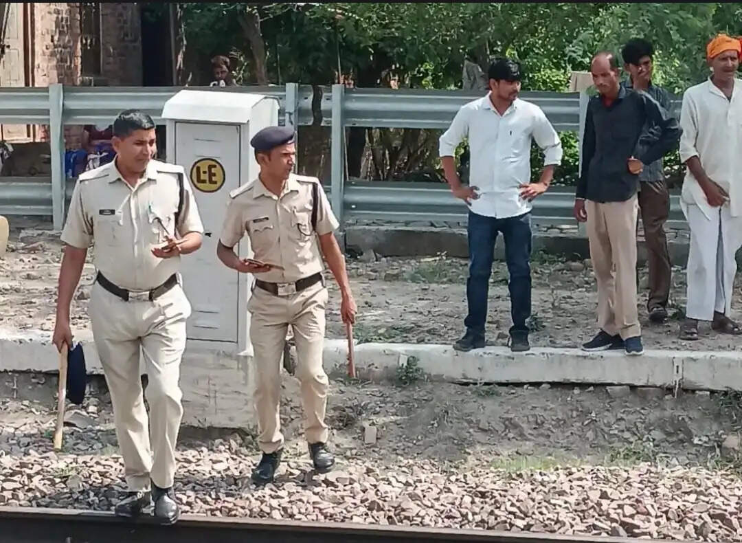 औरैया में वन्देभारत एक्सप्रेस के सामने कूदकर युवक ने दी जान