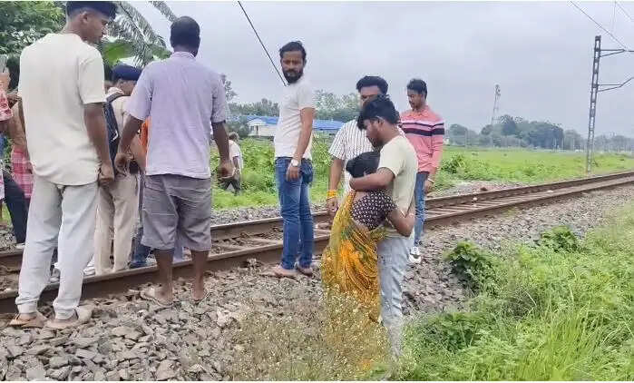 ट्रेन से कटकर व्यक्ति की दर्दनाक मौत