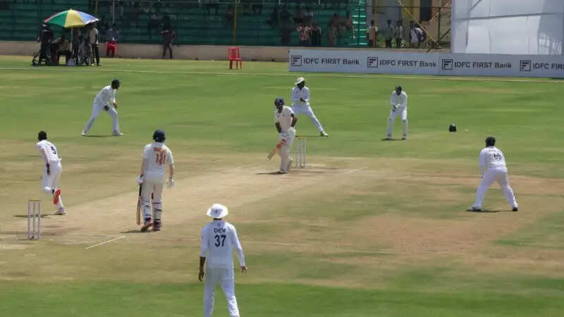 रणजी ट्रॉफी: जीत की दहलीज पर जम्मू-कश्मीर, शनिवार को हुब्बली पहुंचेंगे मुख्यमंत्री उमर अब्दुल्ला