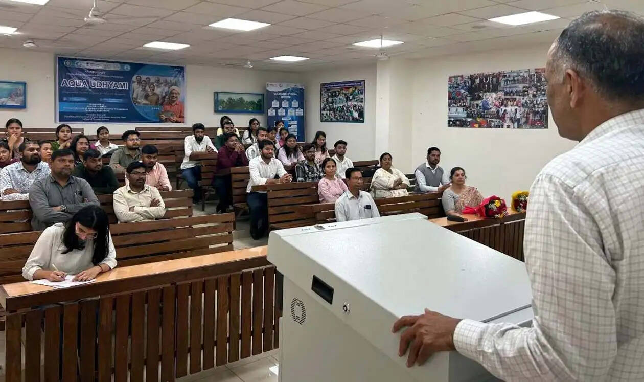 हिसार : खाद्य सुरक्षा सुनिश्चित करने, रोजगार सृजन करने व सतत आजीविका को बढ़ावा देने में महत्वपूर्ण योगदान दे रहा मत्स्य क्षेत्र : डॉ. रमेश यादव