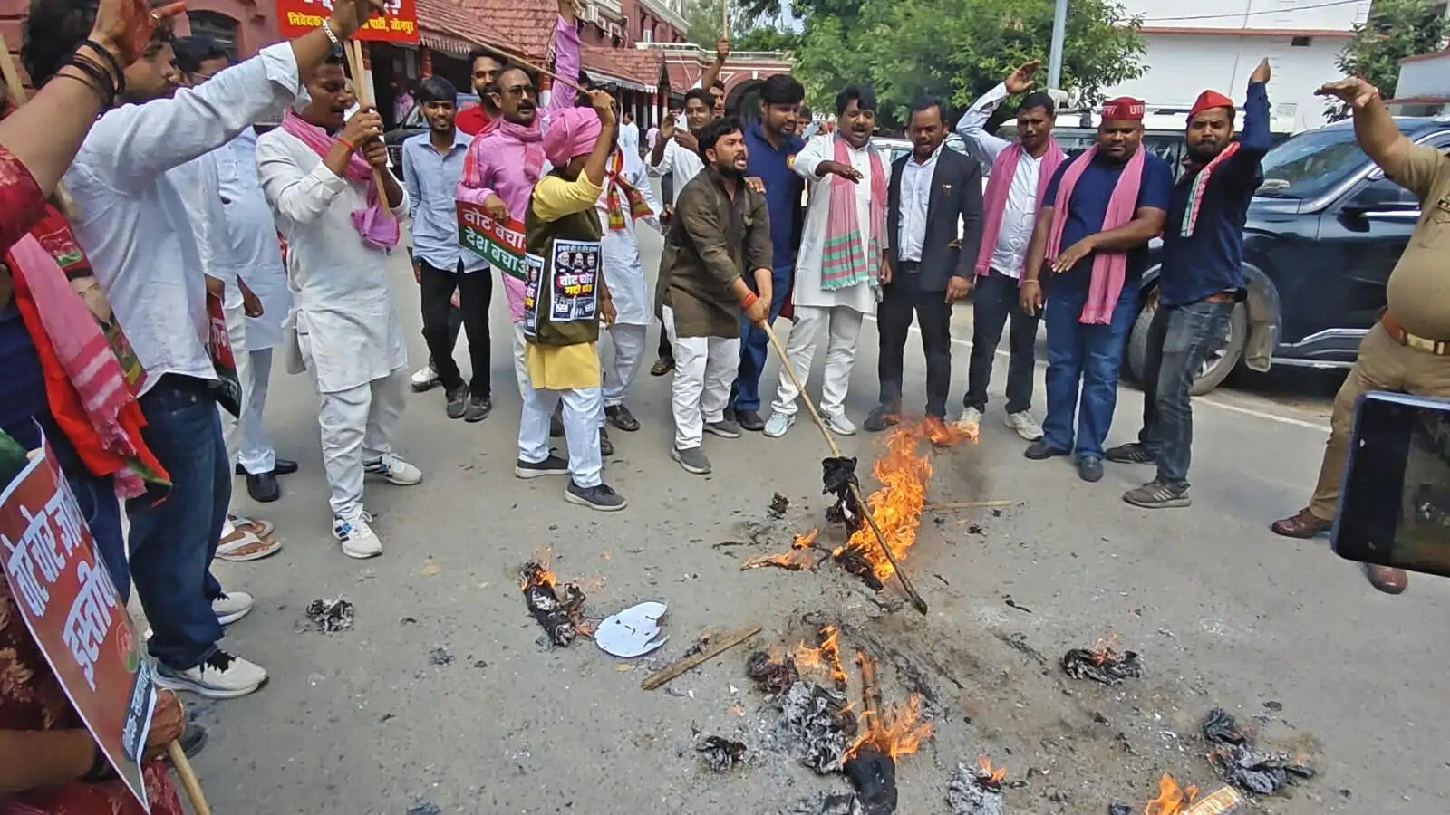 सपा कार्यकर्ताओं ने मुख्य चुनाव आयुक्त ज्ञानेश कुमार का पुतला फूंका