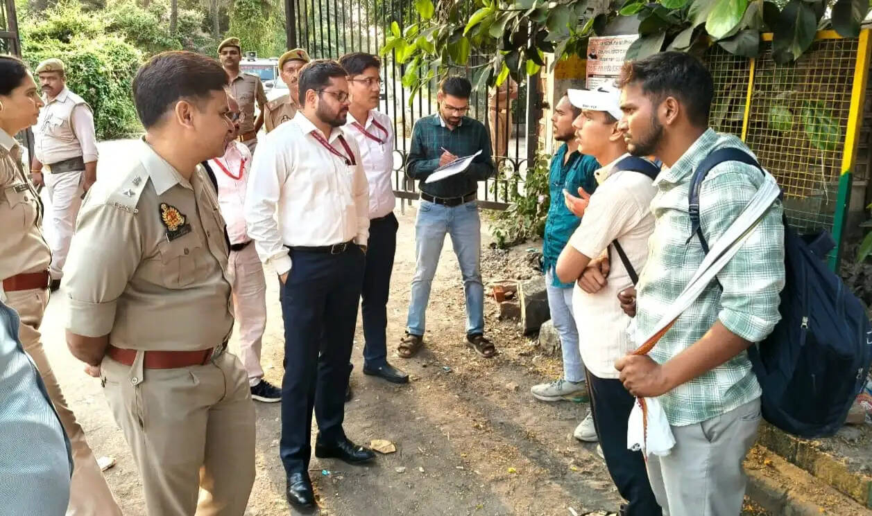 पीईटी परीक्षा : 37 केंद्रों पर दोनों पालियों में 5-5 हजार से अधिक अभ्यर्थी रहे अनुपस्थित