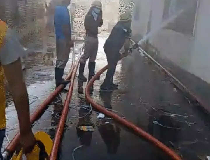 तीन मंजिला कूलर फैक्ट्री में भीषण आग लगने से मची अफरा—तफरी