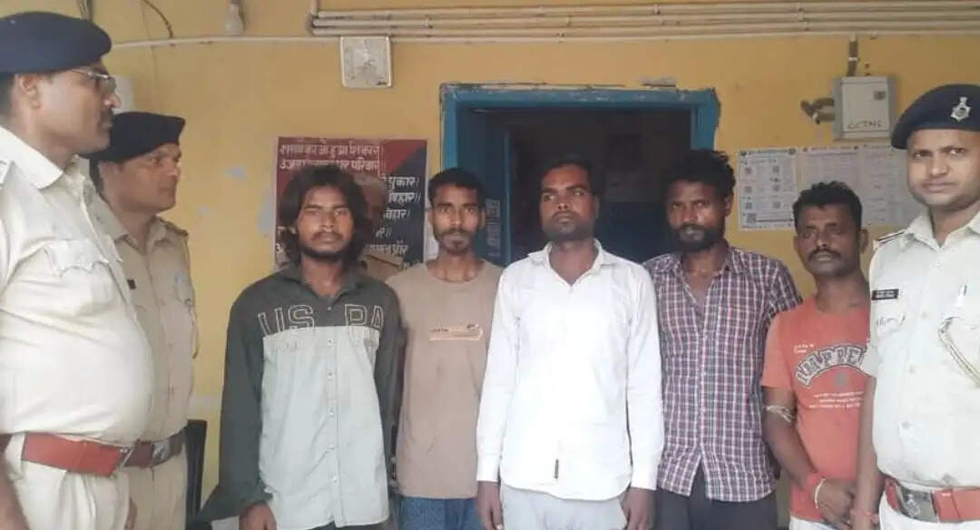 लूट कांड का खुलासा: पांच आरोपी गिरफतार