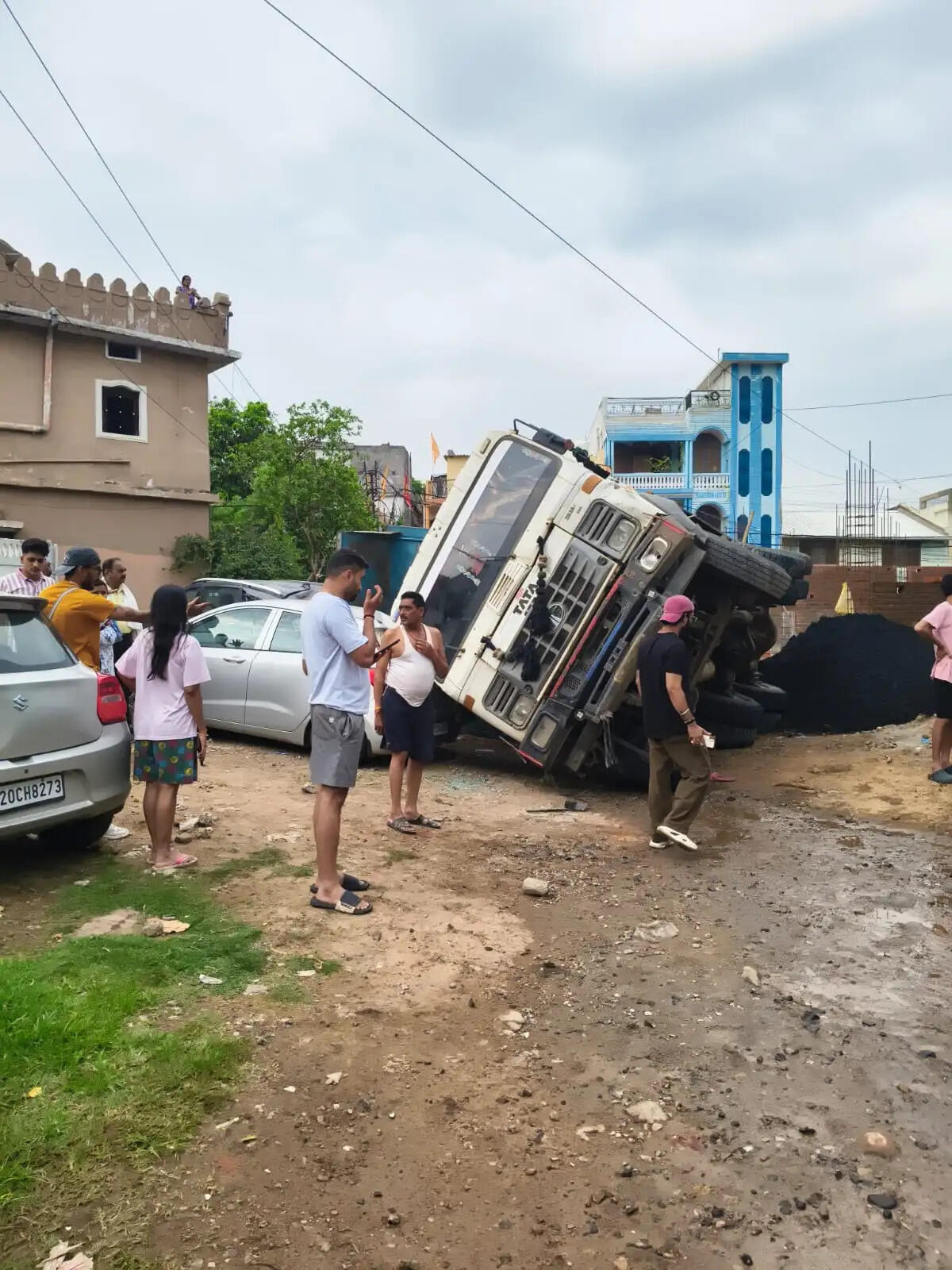 जबलपुर : तेज रफ्तार डंपर का कहर: कई वाहनों को मारी टक्कर, बीच सड़क पर पलटा, क्षेत्र में हंगामा