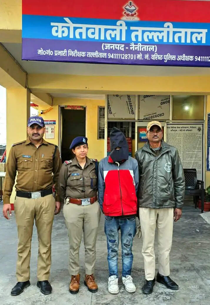 नशे में परिजनों से मारपीट कर रहे युवक को मां ने ही स्मैक सहित पकड़वाया