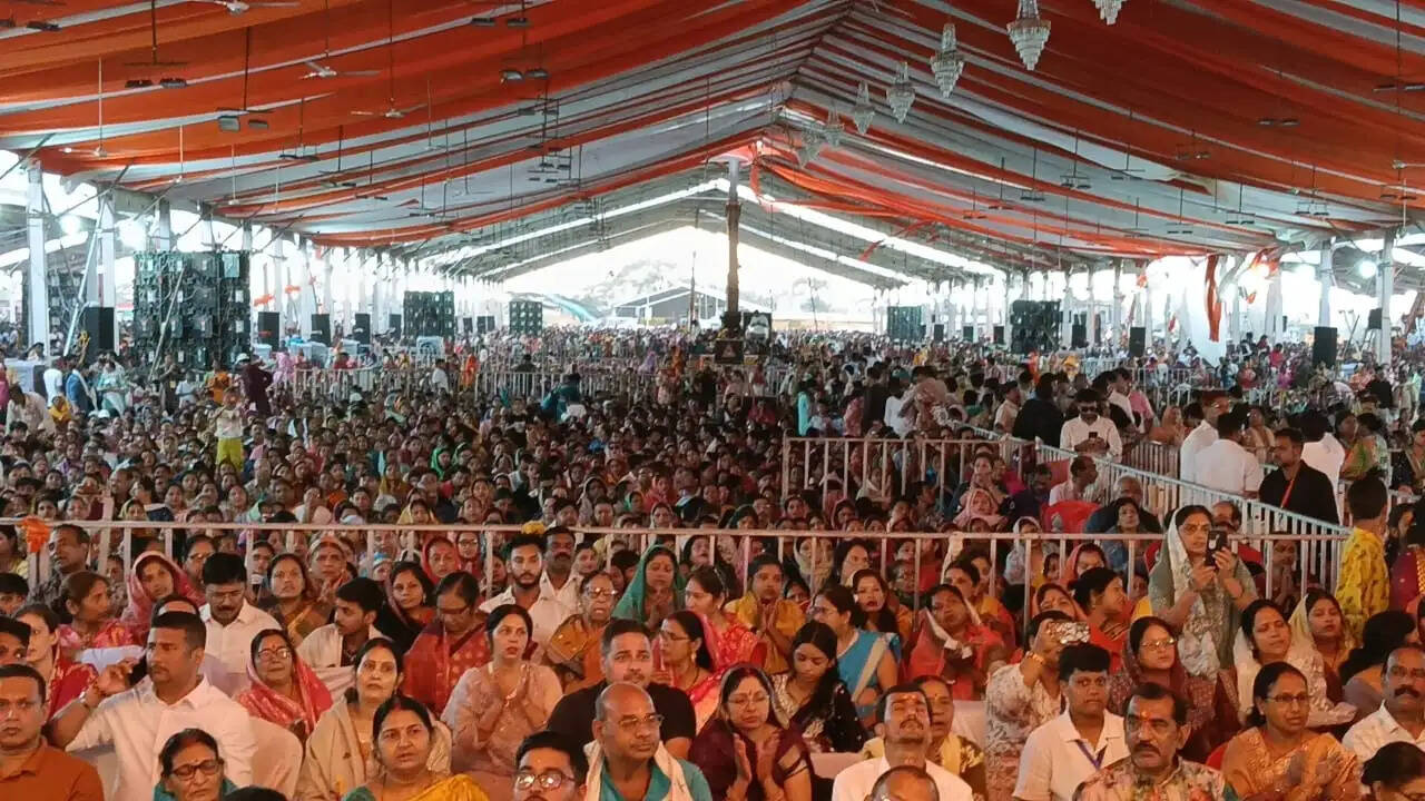 शिव भक्ति मनुष्य के जीवन को बनाती है सरल, शांत और सकारात्मक : पंडित प्रदीप मिश्रा