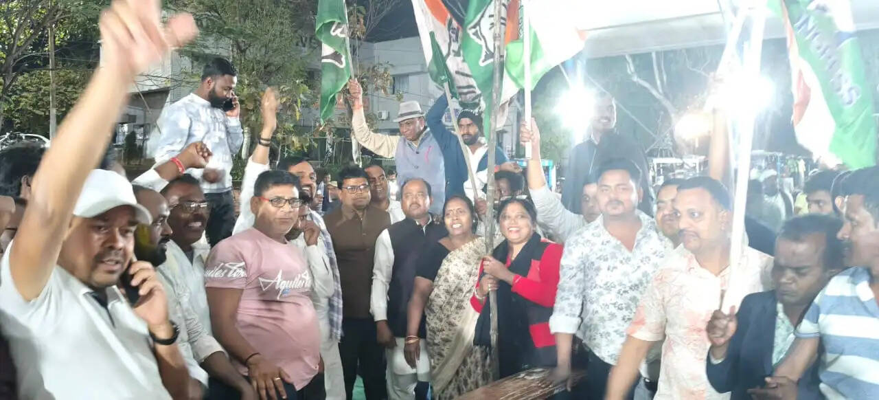 रामगढ़ कॉलेज परिसर में जीत का ऐतिहासिक जश्न, खूब उड़े अबीर और गुलाल