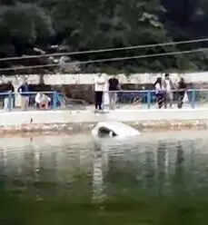 सरिताताल झील में गिरी पर्यटकों की कार