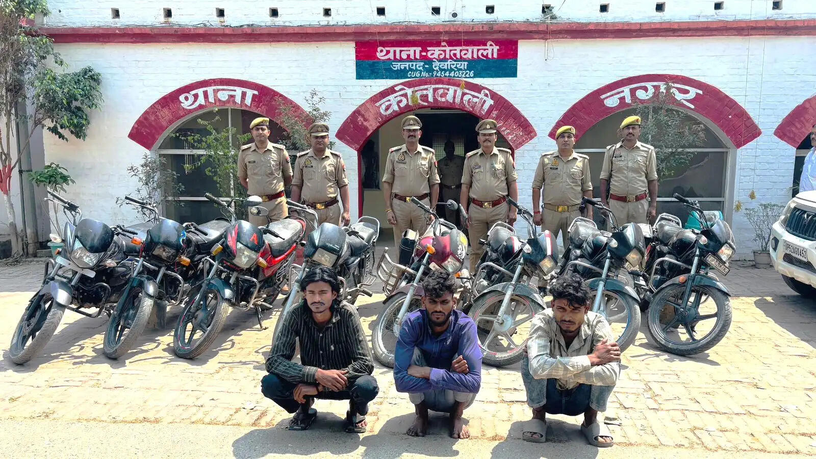 देवरिया: पुलिस ने तीन चाेराें काे किया गिरफ्तार, आठ बाइक बरामद