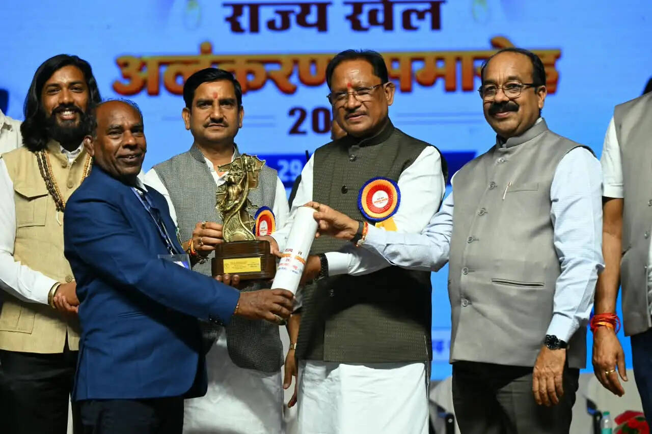 कुश्ती में उत्कृष्ट योगदान के लिए लक्ष्मण लाल साहू को मिला शहीद विनोद चौबे सम्मान