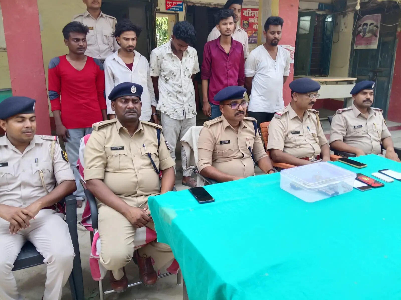 अपराध की योजना में निकले 5 अपराधी हथियार समेत गिरफ्तार
