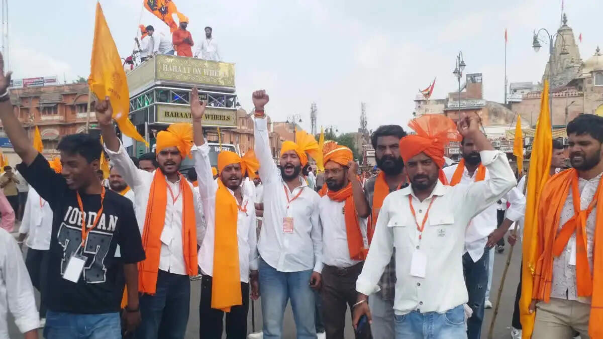 ‘पलायन नहीं करेंगे’ के संदेश के साथ परकोटे में निकली भगवा रैली