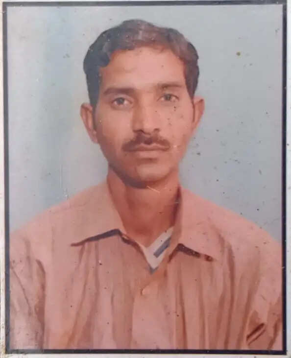 खेत से लौट रहे युवक की धारदार हथियार से हत्या