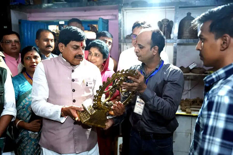 मुख्यमंत्री डॉ. यादव पीतल शिल्पकार के घर पहुंचे, पारम्परिक पीतल शिल्प कला की सराहना की