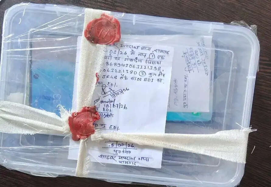 महिलाओं को धोखे में रखकर उनके खाते से हो रहा था साइबर क्राइम, दो धाराए