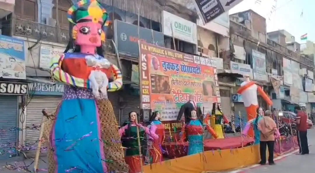 होलिका में ‘टैरिफ वार’ की थीम, प्रधानमंत्री मोदी का ‘पुष्पा’ अवतार बता दिया सशक्त भारत का संदेश