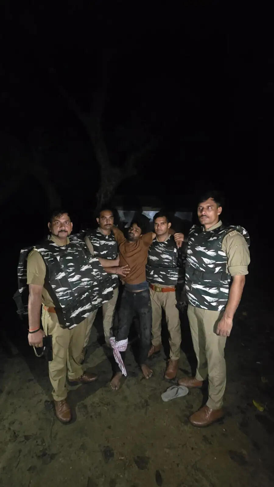 बलिया पुलिस की बड़ी कार्रवाई: मुठभेड़ में पांच अंतरराज्यीय वाहन चोर गिरफ्तार