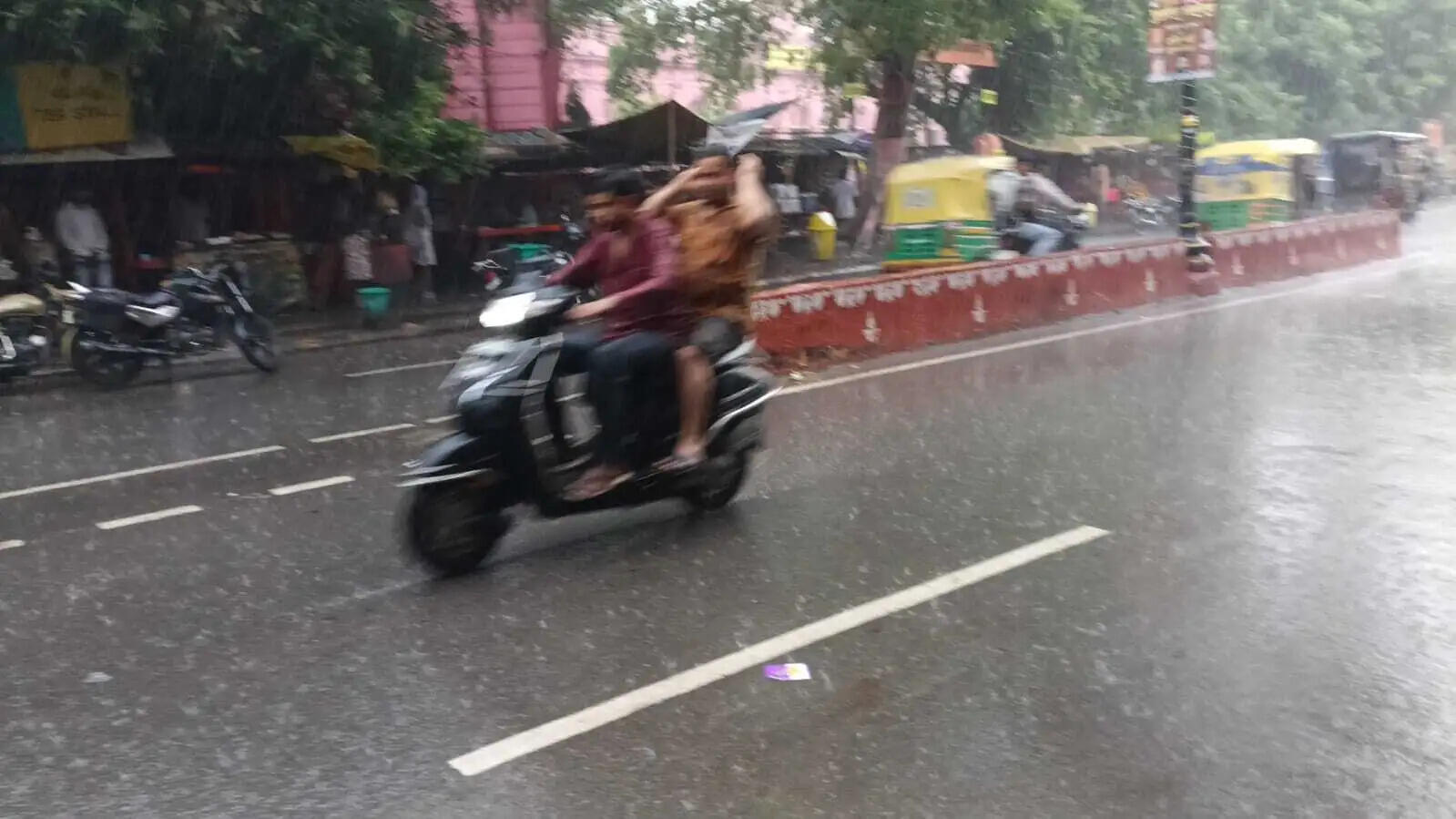मानसून की पहली दस्तक में ही वाराणसी में जलभराव, कचहरी पर भी जूझते दिखे अधिवक्ता