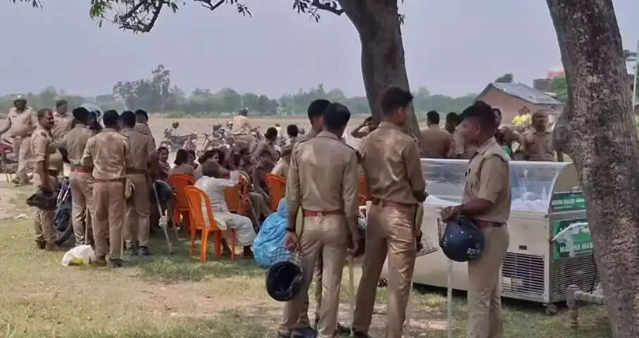 युवक की मौत से आक्रोशित ग्रामीणों ने किया उतरौला-बस्ती मार्ग जाम, विधायक ने की दो लाख रुपए की मदद की घोषणा