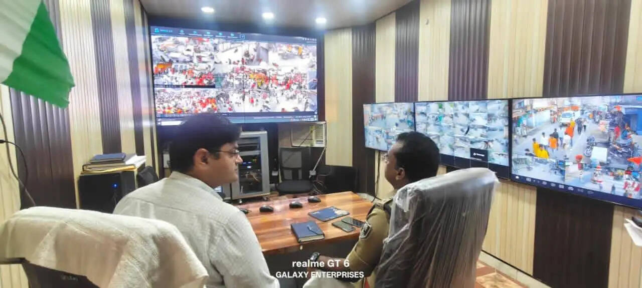 रामनवमी रथयात्रा पर प्रशासन की रही पैनी नजर,कंट्रोल रूम में डीएम और एसपी करते रहे निगरानी