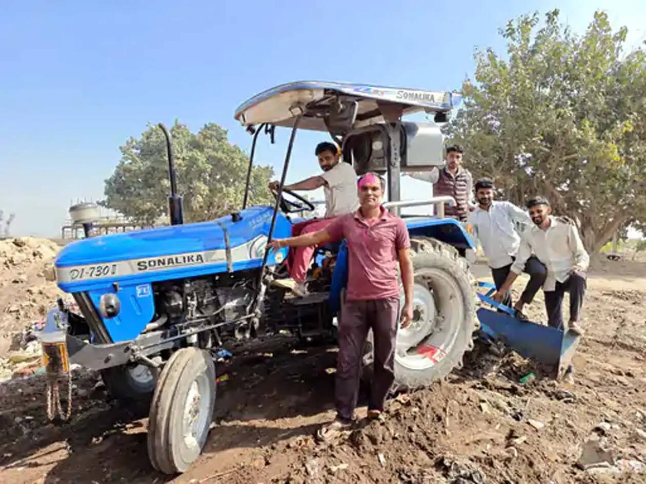 हिसार : युवाओं ने होली पर की अनोखी पहल, गांव के प्रवेश द्वार से कचरा हटाकर की सफाई