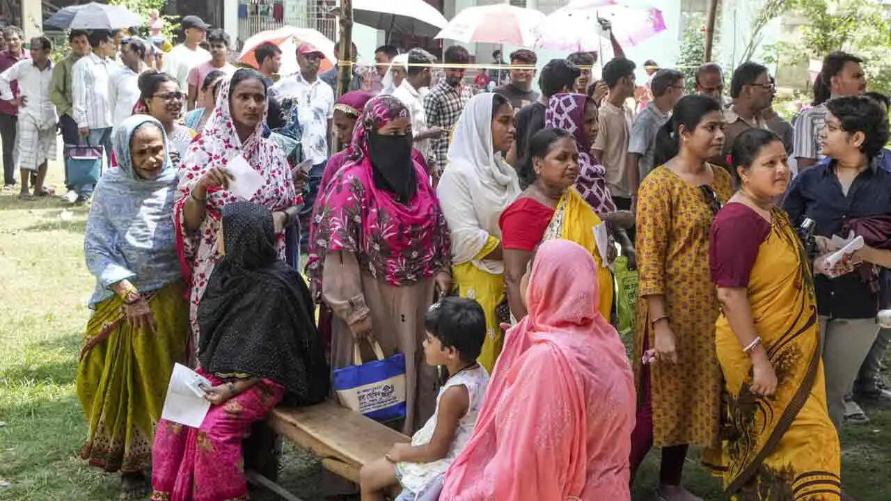 भरतपुर में बूथों पर हंगामा, बहरमपुर में ईवीएम खराब—कांग्रेस ने दोबारा मतदान की मांग की