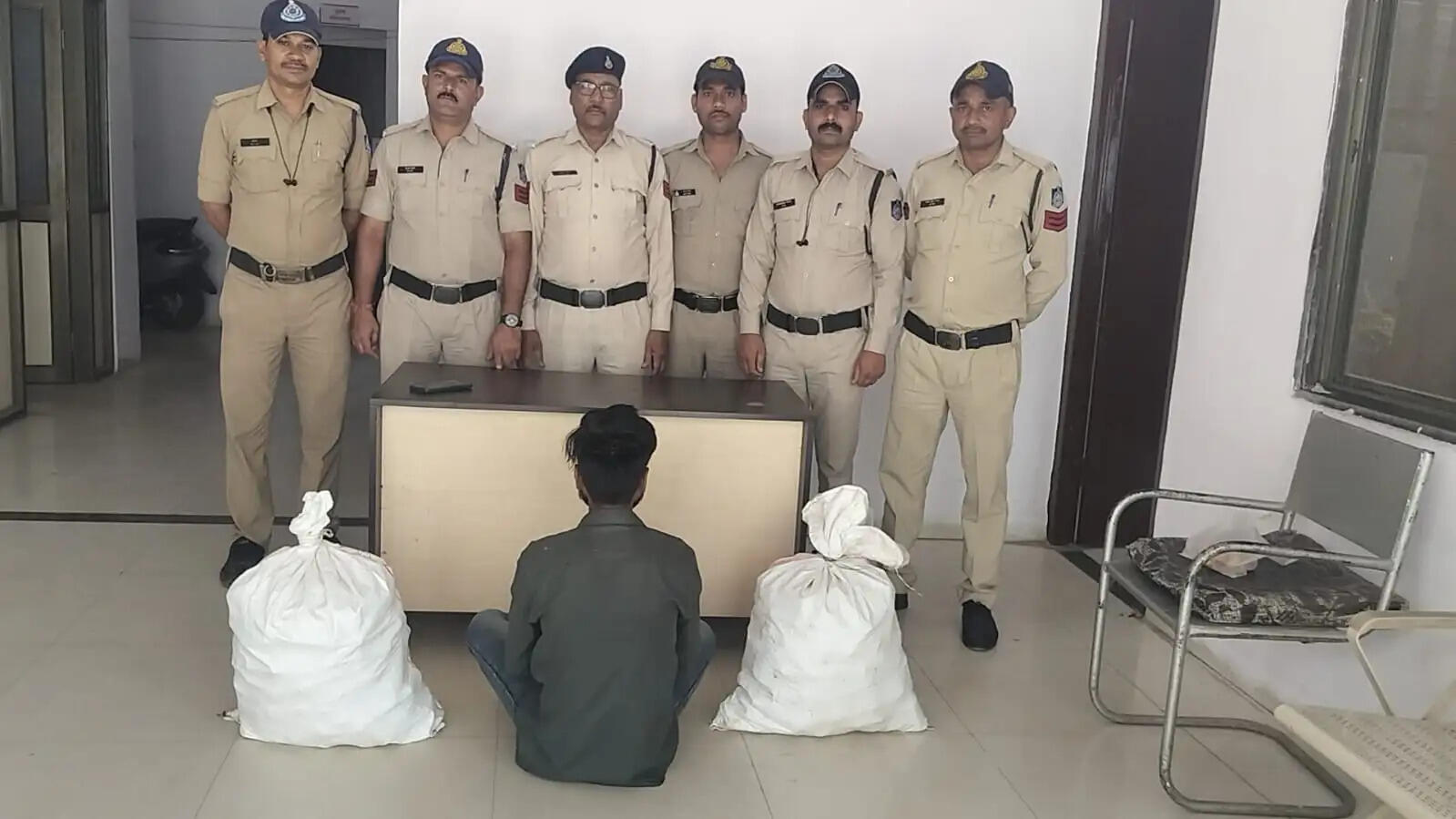 सागर: खुरई पुलिस ने 300 पाव अवैध शराब के साथ तस्कर को दबोचा