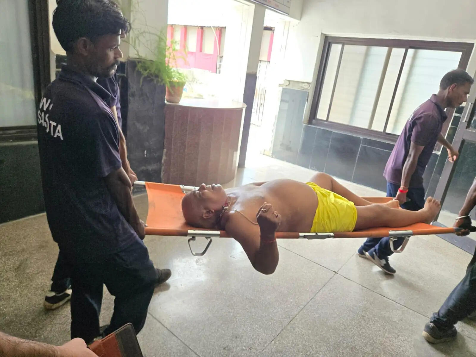 रिटायरिंग रूम में यात्री की अचानक तबीयत बिगड़ी
