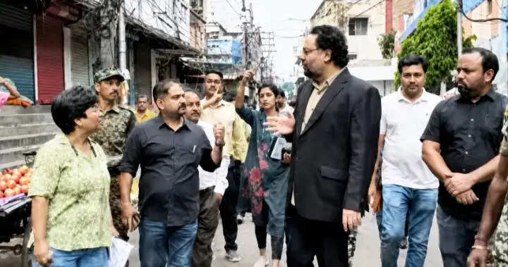 मालदा में कालाबाजारी रोकने को प्रशासन सख्त, जिलाधिकारी ने बाजारों का किया औचक निरीक्षण