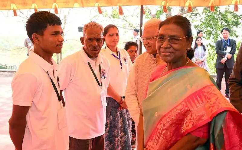 (अपडेट) राष्ट्रपति ने कूनो में चीता मित्रों से संवाद कर चीता संरक्षण की ली जानकारी