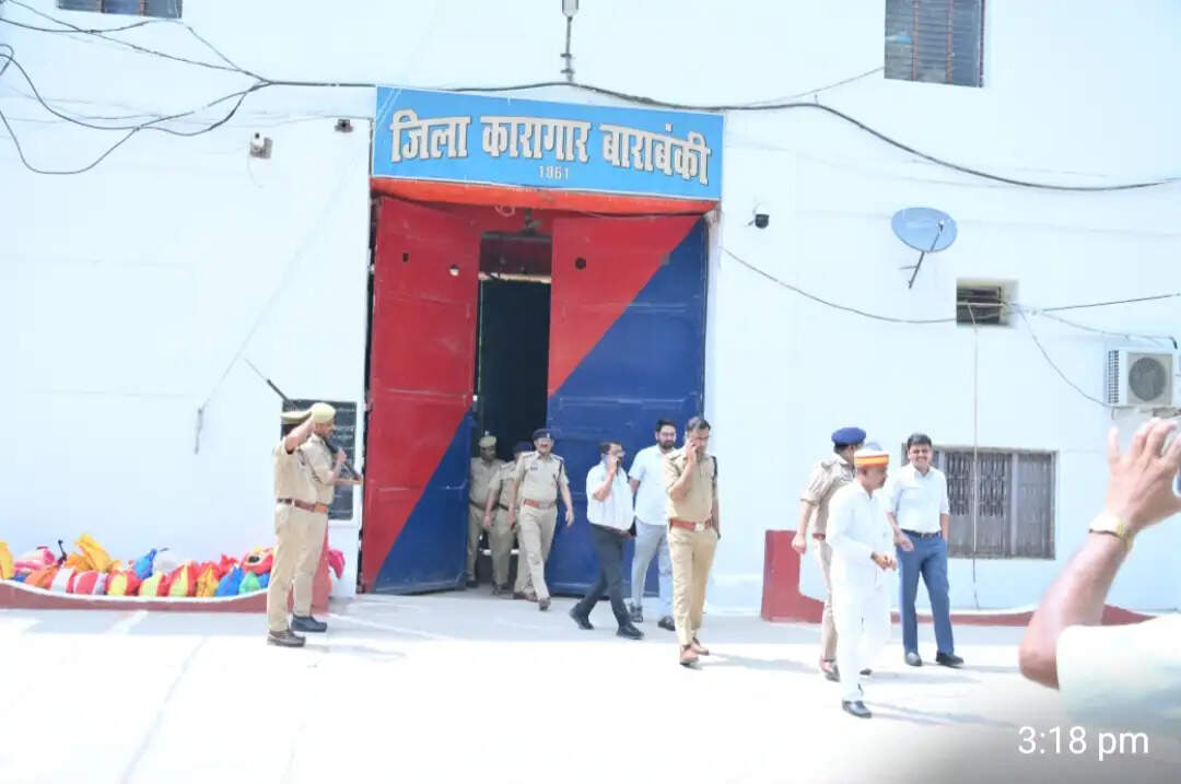 बाराबंकी जेल का डीएम-एसपी ने किया औचक निरीक्षण, सीसीटीवी व सुरक्षा पर सख्ती के निर्देश