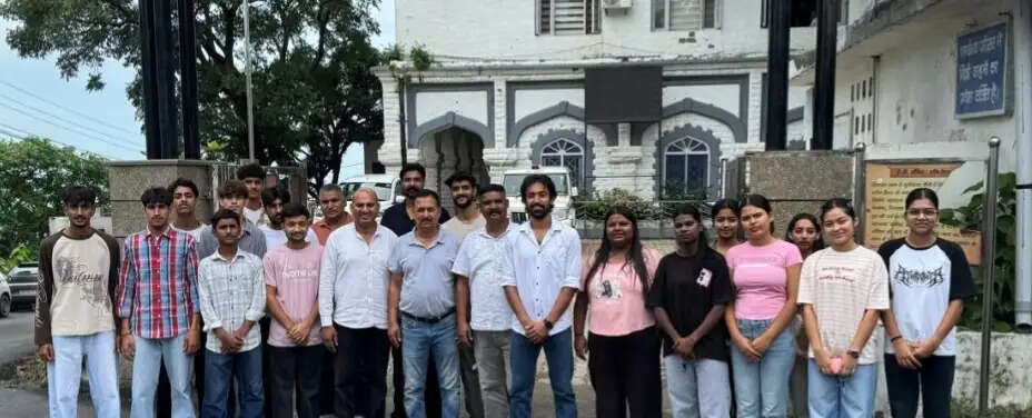 नाहन के इंडोर स्टेडियम में बास्केटबॉल पोल लगाने की मांग, उपायुक्त से लगाई गुहार