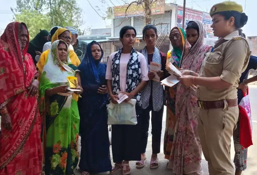 देवरिया में पुलिस ने बहू-बेटी अभियान चलाकर महिलाओं को किया जागरुक, बतायी योजनाएं