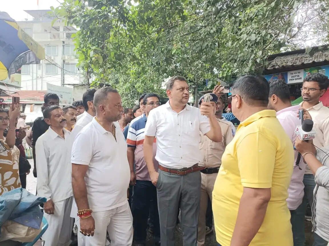 नगर निगम के कमिश्नर ने किया विधान मार्केट का निरीक्षण, जल्द मरम्मत के निर्देश