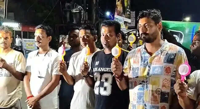 अशोकनगर में छन्नी लेकर सड़कों पर उतरे भाजपा कार्यकर्ता